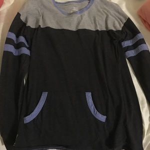 Lightweight long-sleeved tee with front pocket.